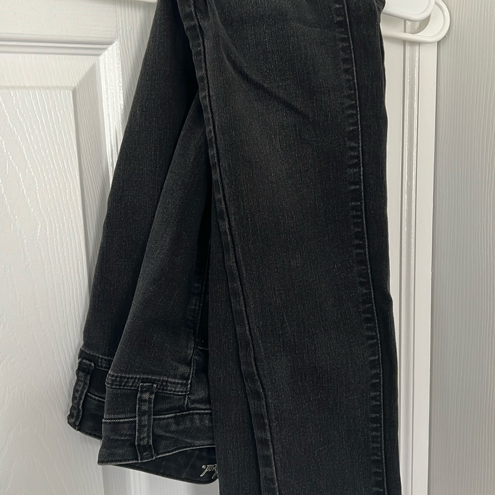 Universal thread black jeans with tapered bottom, size 2